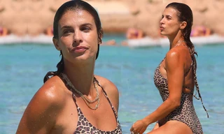 Tình cũ của tài tử George Clooney căng tràn sự sống ở biển