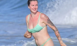Con gái người mẫu của tài tử gạo cội Alec Baldwin khoe dáng nảy nở ở biển