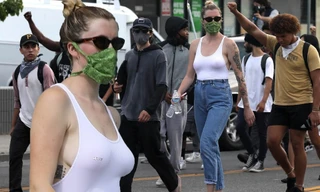 Ireland Baldwin mặc ba lỗ, không nội y đi biểu tình gây choáng