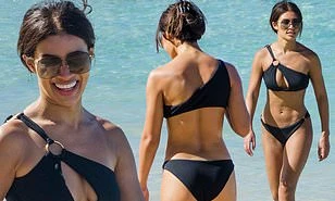 Montana Brown gợi cảm nổi bật ở biển với áo tắm xẻ ngực