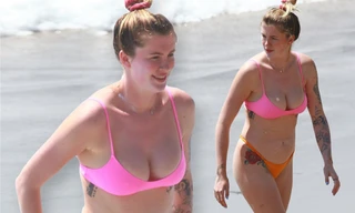 Ireland Baldwin mặc áo tắm bé xíu tôn ngực 'bốc lửa'