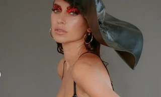 'Mỹ nhân nóng bỏng nhất Canada' trình diễn nội y đầy 'khiêu khích'