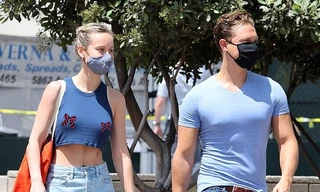 Nữ siêu anh hùng 'Captain Marvel' mặc crop top, không nội y ra phố