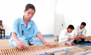 Bệnh nhân tâm thần dệt chiếu. Ảnh H. Văn
