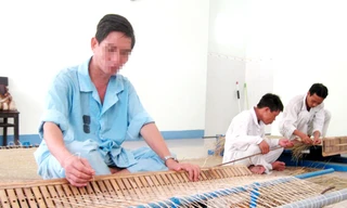 Bệnh nhân tâm thần dệt chiếu. Ảnh H. Văn