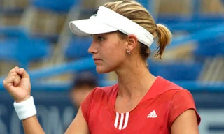 Thành sao quần vợt nhờ... trút xiêm y