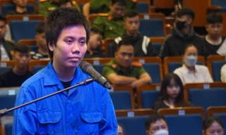 Nữ 'đại ca' dùng bình xịt tấn công cảnh sát lãnh án tù