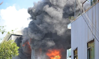 Cháy kho chứa đồ nhựa ở TP Quảng Ngãi, khói lửa ngùn ngụt bao trùm