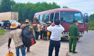 16 người dân Quảng Ngãi được lực lượng chức năng Đà Nẵng đưa về quê vào ngày 31/8. 