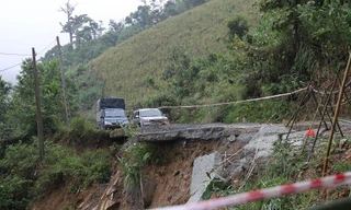 Sạt lở tại đèo Eo Chim đi Trà Nham làm chia cắt, cô lập hoàn toàn 3 thôn Trà Huynh, Trà Vân, Cà Đam (xã Hương Trà, huyện Trà Bồng, tỉnh Quảng Ngãi).
