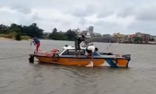 Trượt chân rơi xuống biển, 2 nữ sinh đuối nước tử vong