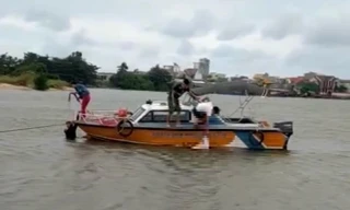 Trượt chân rơi xuống biển, 2 nữ sinh đuối nước tử vong