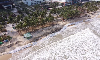 Cảnh hàng trăm mét đê đắp tạm để cứu bãi biển 'đẹp nhất châu Á' 