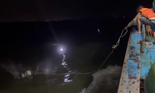 Chìm thúng ngay cửa biển, ngư dân Quảng Ngãi may mắn được cứu 