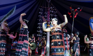 Khách Tây tròn mắt xem lễ kết nghĩa của người Cơ Tu