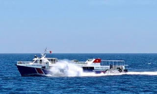Tàu cao tốc từ đất liền ra đảo Lý Sơn (Quảng Ngãi).