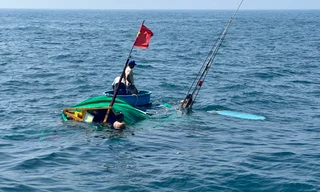 Tàu cá chở 4 ngư dân Quảng Ngãi bị phá nước chìm ở Hoàng Sa