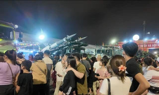 ‘Biển người’ vây quanh khí tài quân sự ở Đà Nẵng