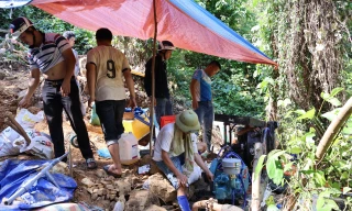 Công an băng rừng, triệt phá điểm khai thác vàng quy mô lớn ở Quảng Ngãi