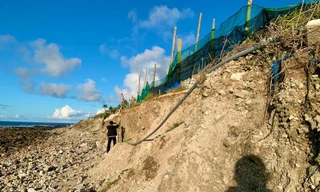 Sóng biển xâm thực gây sạt lở, cuốn trôi hàng nghìn m2 đất nông nghiệp của người dân Lý Sơn. Ảnh: Nguyễn Ngọc.