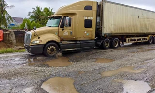 Chằng chịt ổ gà, ổ voi trên Quốc lộ 1 đoạn qua Quảng Ngãi