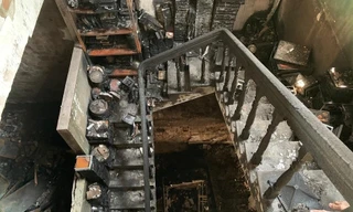 Bên trong căn nhà toàn bộ vật dụng, đồ dùng và tài sản đã bị ngọn lửa thiêu rụi. Ảnh: Nguyễn Ngọc