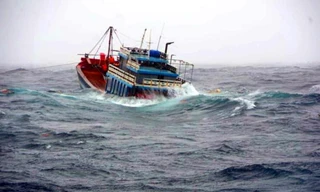 Tàu cá gặp nạn trên biển. (Ảnh minh họa)