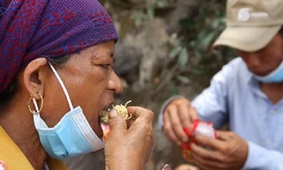 Xúc động cảnh 30 lao động đi bộ xuyên đêm từ Bình Định về Quảng Ngãi.