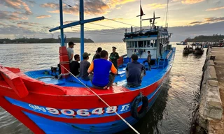 11 ngư dân Quảng Ngãi bị chìm tàu ở Hoàng Sa đã về đến đất liền
