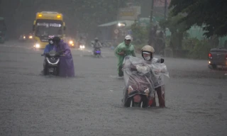 Đường ngập sâu, người dân Đà Nẵng vật vã tìm đường về nhà trong mưa lớn