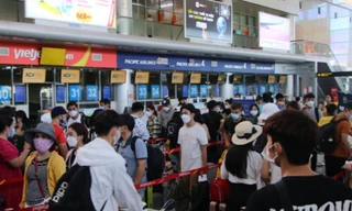 Cấm bay 1 năm hành khách tung tin có lựu đạn trong vali