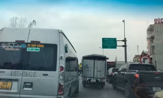 Ô tô xếp hàng dài chờ lên cao tốc những ngày đầu năm