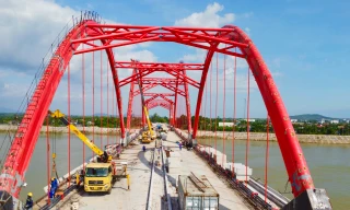 Hình hài cầu vòm thép đầu tiên ở Quảng Ngãi sẵn sàng thông xe vào cuối năm