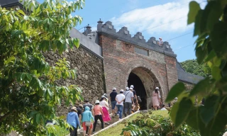 Hải Vân Quan 'khoác áo mới' ngày đầu đón khách sau hơn 2 năm đóng cửa