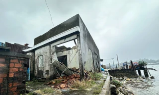 15 năm sống thấp thỏm bên bờ biển sạt lở, dọa 'nuốt trôi' nhà cửa