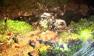 Xe khách lao xuống vực ở cao tốc La Sơn - Túy Loan trong đêm, nhiều người thương vong