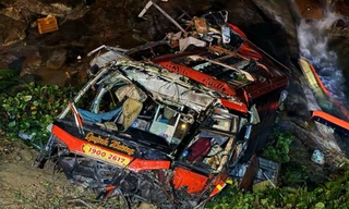 Hiện trường vụ tai nạn ở cao tốc La Sơn - Túy Loan: Xe khách biến dạng dưới vực sâu