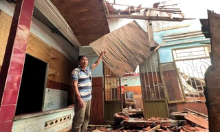 Tường nhà đổ sập xuống chỗ ngủ, đôi vợ chồng thoát chết gang tấc trong đêm bão Noru