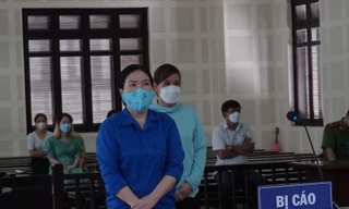 Xét xử nhân viên phòng đăng ký đất đai mang sổ đỏ của dân cho bạn 'mượn' để cầm cố