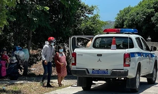 CSGT tỉnh Quảng Ngãi đưa thai phụ đi cấp cứu. Ảnh: Công an cung cấp