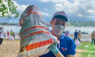 'Giải cứu' cửa biển Sa Cần khỏi rác thải bủa vây