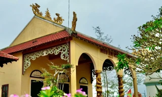 Độc đáo ngôi miếu hình con tàu hướng ra biển ở Quảng Ngãi