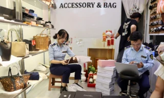 Phạt nặng 2 đơn vị kinh doanh hàng Hermès, Chanel dởm