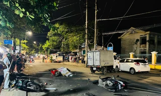 Xe ‘điên’ mất lái tông hàng loạt xe máy 