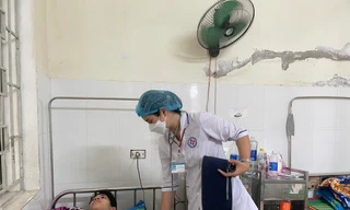 Ăn bánh mì, 6 người bị ngộ độc nhập viện cấp cứu