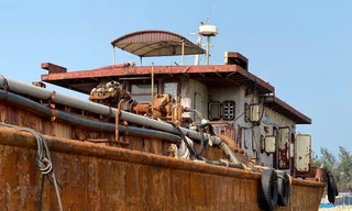 Xà lan 'ma' gây họa trên vùng cảng biển Dung Quất