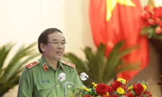 Thiếu tướng Vũ Xuân Viên trả lời câu hỏi của đại biểu tại kỳ họp. 