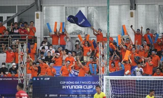 Khán giả Đà Nẵng chen chân xem bóng đá 'phủi' 7 người tranh cúp quốc gia 