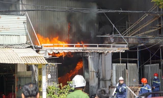 Cháy kho vải giữa khu dân cư, cột khói đen cuồn cuộn bốc cao