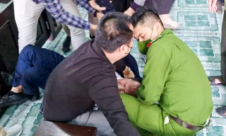 Ông Võ Văn Cường được lực lượng làm nhiệm vụ và người nhà kịp thời đưa đi cấp cứu.